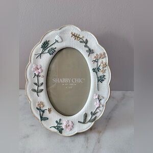 Chic Floral Embroidered Frame - Cream and Green